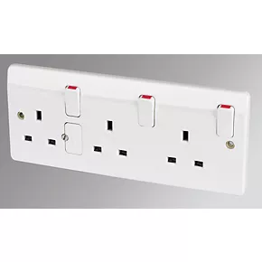 MK Logic Plus 13A 3-Gang DP Switched Plug Socket White 1 MK Logic Plus 13A 3-Gang DP Switched Plug Socket White
