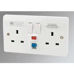 MK Logic Plus 13A 2-Gang DP Switched Active Socket White